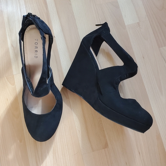 torrid Shoes - Torrid | Black Strappy Suede Wedges w/ Rounded Toe